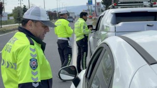 Kırmızı ışıkta geçenler havadan yakalandı