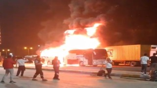 Kocaelide park halindeki otobüs alev alev yandı