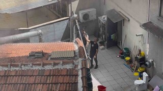 Komşusunun çatısında çıkan yangını terasından film gibi izledi