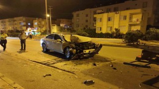 Kontrolden çıkan otomobil, kamyonete çarptı: 2 yaralı