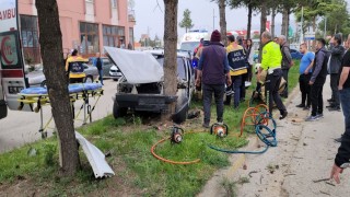 Kontrolden çıkan otomobil refüjdeki ağaca çarptı: 2 yaralı