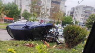 Kontrolden çıkan otomobil refüje çarptı: 2 yaralı