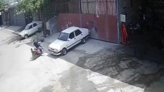 Kontrolden Çıkan Şarjlı Motosiklet İş Yeri Kapısına Çarptı