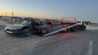 Konyada direğe çarpan otomobilin sürücüsü hayatını kaybetti