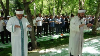 Konyada Namazgahta eller yağmur için semaya kalktı