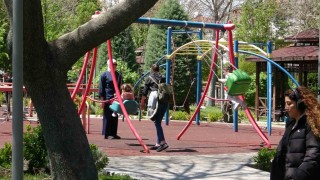 Konyada vatandaşlar yağışlı haftanın sonunu güneşli havada parklarda değerlendirdi