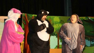 Körfezde çocuklar Kurnaz Kedi ile doyasıya eğlendi