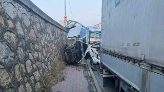 Korkulukları yıkan otomobil duvarda asılı kaldı, sürücü burnu bile kanamadan kurtuldu