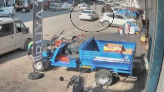 Koşarak yolun karşısına geçen çocuğa otomobil çarptı, o anlar kamerada