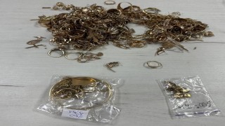 Kot pantolon arasına gizledikleri ve vücutlarına sardıkları 4.6 kilogram altın mücevherle yakalandılar