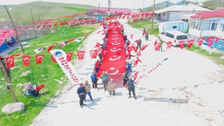 Köyde 24 metrelik Türk bayrağıyla yürüyüş gerçekleştirildi