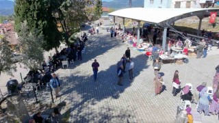 Köyün kadınları seferler oldu, binlerce gözleme aynı anda pişti