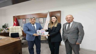 Kübra öğretmen yazdığı kitapları Müdür Sünnetciye takdim etti