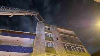 Küçükçekmecede 7 katlı binanın çatısı alev alev yandı