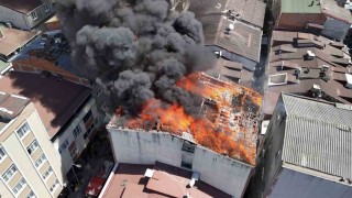 Küçükçekmecede binanın çatısı alev alev yandı