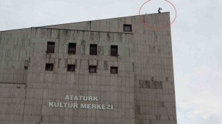 Kültür merkezinin çatısına çıktı, ekipler 1 saatlik çalışmayla ikna etti