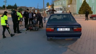 Kuluda otomobille çarpılan motosikletli yaralandı