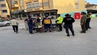 Kuluda otomobille çarpışan motosikletli yaralandı