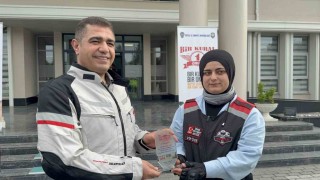 Kural ihlali yapmayan 3 motosikletliye plaket verildi