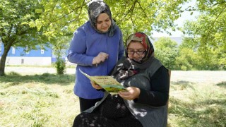 Kursa gitmeye fırsat bulamayınca bahçesinde okuma-yazma öğreniyor