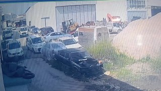 Kurtarıcıdan inerken halatı kopan forklift, park halindeki otomobile çarptı