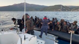 Kuşadası açıklarında 42 düzensiz göçmen kurtarıldı