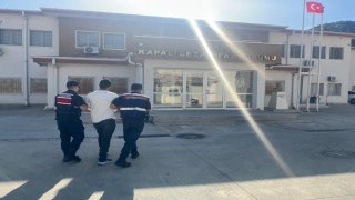 Kuşadası JASATtan sahilde operasyon: Aranan şahıs güneşlenirken yakalandı