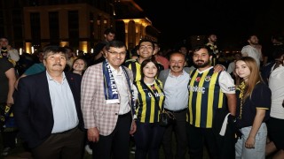 Kütahyalılar, EuroLeague final heyecanını belediye bahçesinde birlikte yaşadı
