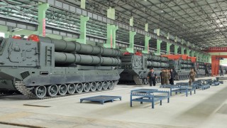 Kuzey Kore lideri Kim tank fabrikasını gezdi, daha fazla üretim talimatı verdi