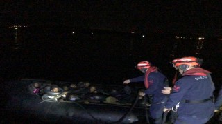 Lastik botta 48 göçmen yakalandı
