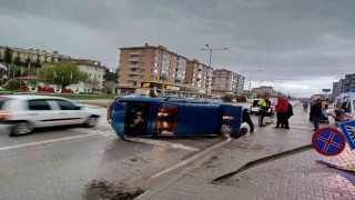 Levhaya çarpan otomobil yan yatarak durabildi: 1 kişi yaralandı