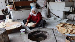 Lezzetli ekmekler köy tandırında pişiyor