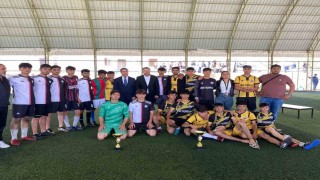 Liseler arası futbol turnuvası birincisi kupasını Kaymakam Yurdagülden aldı