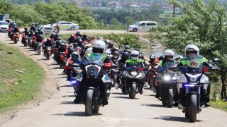 Liseli gençler motosikletleriyle trafik farkındalığı oluşturdu: Bir Kural, Bir Ömür yolculuğu