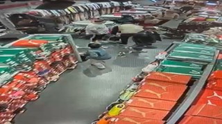 Mağazada unutulan telefonu çalan çocuk kamerada