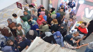 Mağazaya girmek için adeta birbirilerini ezdiler