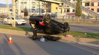 Malatyada kontrolden çıkan otomobil refüje çarptı: 1 yaralı