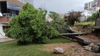 Malatyada sağanak yağış site duvarını yıktı