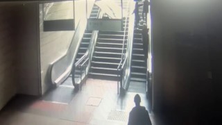 Maltepe metro istasyonunda reklam panosu kadının üzerine böyle düştü