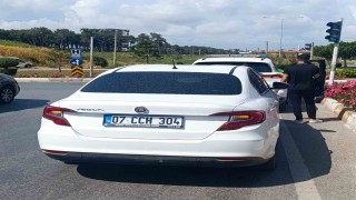 Manavgatta geri manevra yapan otomobil, motosiklete çarptı: 1 yaralı