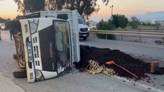 Manavgatta lastiği patlayan kamyonet devrildi: 3 yaralı