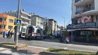 Manavgatta motosiklet ile otomobil çarpıştı: 1 yaralı