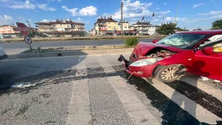 Manavgatta otomobil ile kamyonet çarpıştı: 1 yaralı