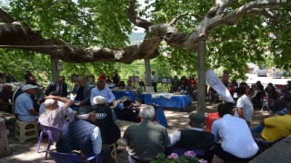 Manisada iki bin yıllık tarihi çınarın gölgesinde eserlerini sergilediler