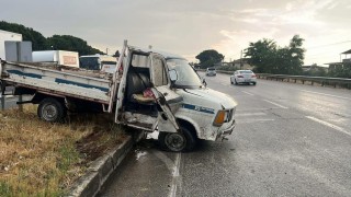 Manisada kamyonet refüje çarptı: Yolcu öldü, sürücü yaralandı