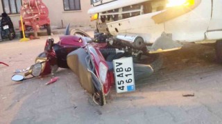 Manisada motosiklet minibüsün altında kaldı