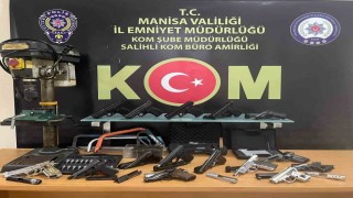 Manisada ruhsatsız silah operasyonu