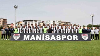 Manisaspor, şampiyonluk kupasını kaldırdı