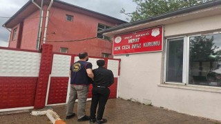 Mardinde cezaevi firarisi düğün salonunda saz çalarken yakalandı