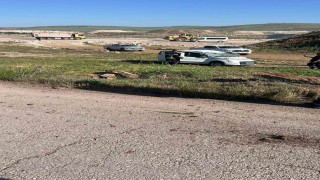 Mardinde hafif ticari araç boş alana uçtu: 4 kişi yaralandı